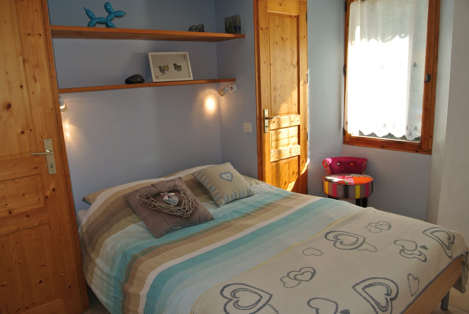 Chambre avec lit double, location Le Refuge à Saint-Gervais