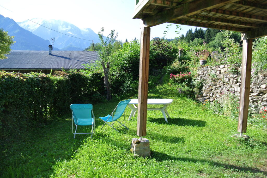 Jardin privé et terrasse avec transats et vue sur le Mont-Blanc, location Le Refuge à Saint-Gervais-les-Bains