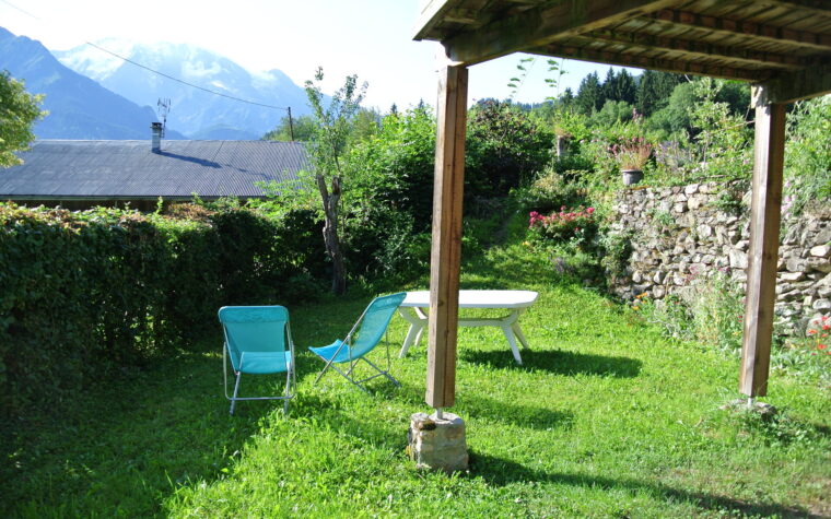 Private garden with Mont Blanc view at Le Refuge