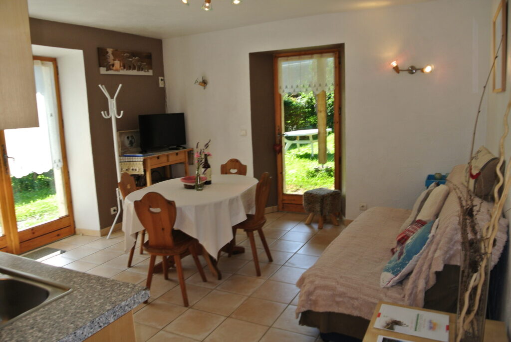 Séjour et coin repas de l'appartement Le Refuge à Saint-Gervais-les-Bains
