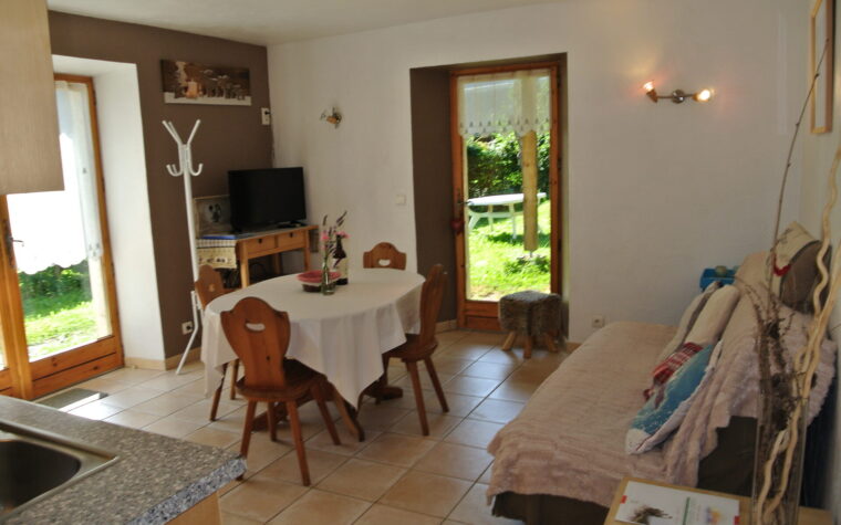 Living and dining area of Le Refuge apartment in Saint-Gervais-les-Bains