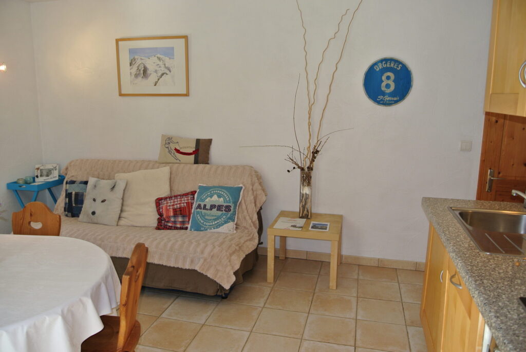 Coin salon avec canapé-lit de l'appartement Le Refuge à Saint-Gervais-les-Bains