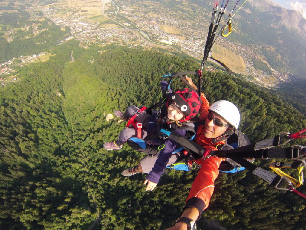 Parapente biplace au-dessus de Saint-Gervais-les-Bains et du massif du Mont-Blanc