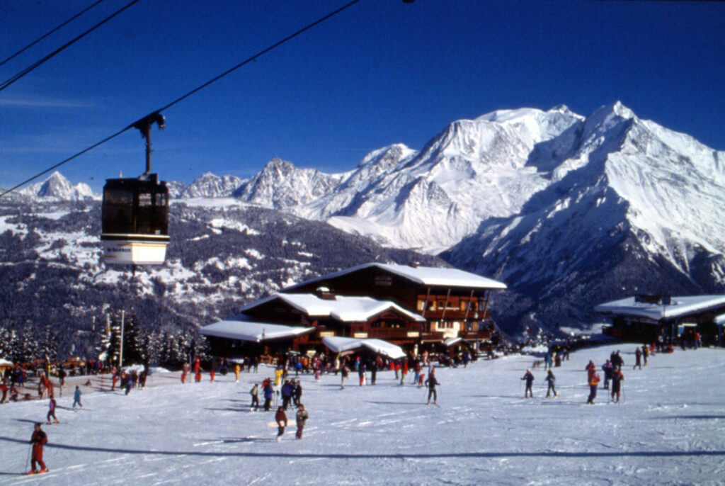 Station de ski de Saint-Gervais : télécabine et pistes du domaine Évasion Mont-Blanc face au Mont-Blanc