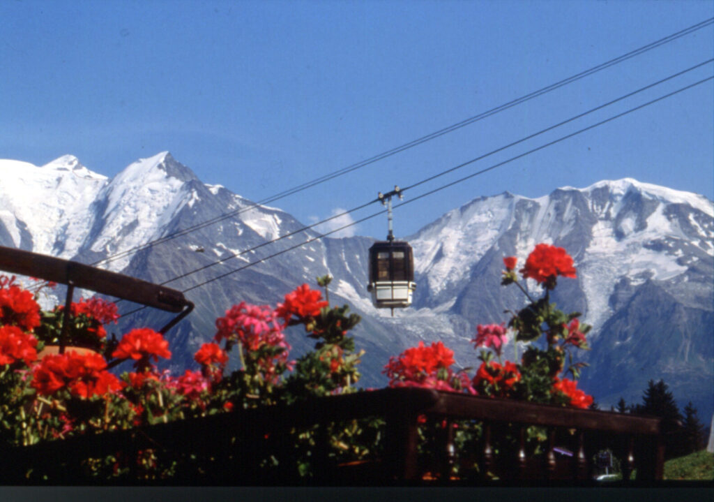 Télécabine de Saint-Gervais en été avec vue sur le Mont-Blanc