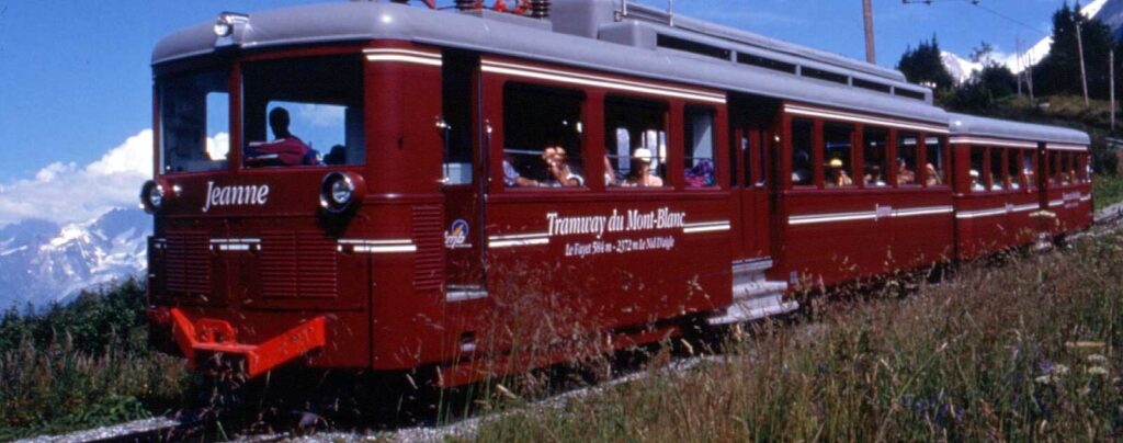 Le Tramway du Mont-Blanc, train à crémaillère rouge, à Saint-Gervais-les-Bains