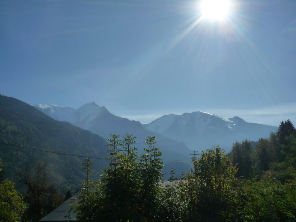 Vue sur le massif du Mont-Blanc depuis le jardin de l'appartement Le Refuge à Saint-Gervais